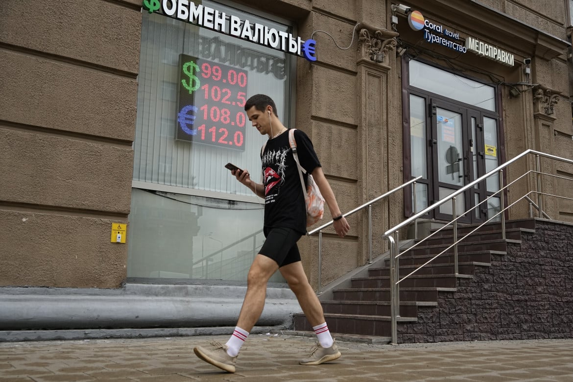 Crolla il rublo e si impenna l’inflazione. La banca di Russia alza i tassi al 12%