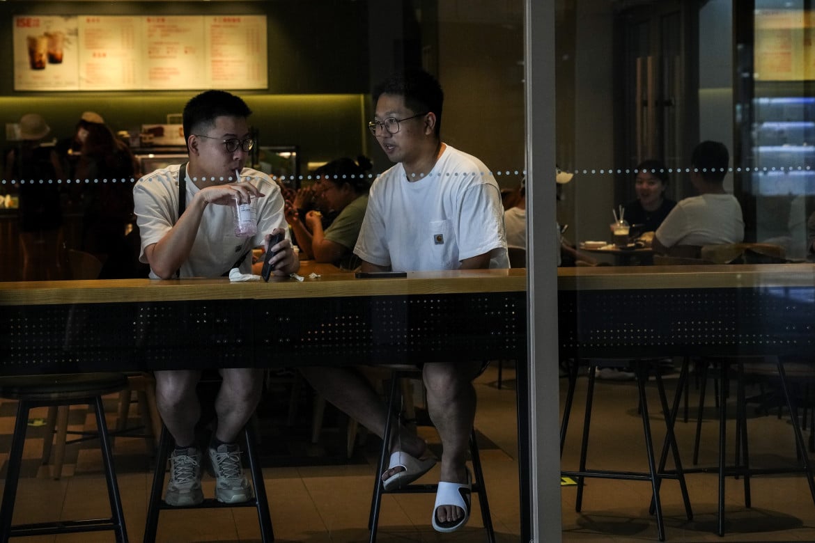 Giovani cinesi in un bar di Pechino foto Ap/Andy Wong