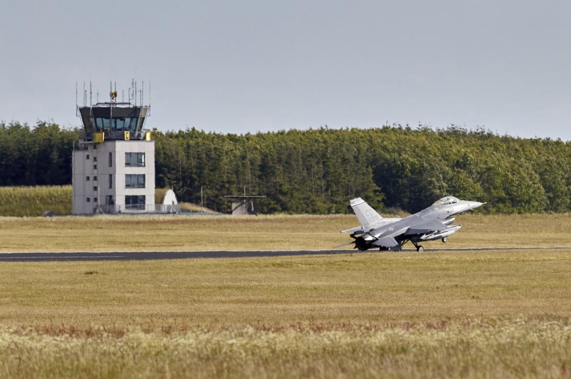 «L’impossibile ora è possibile»: i caccia F-16 sono già in Ucraina