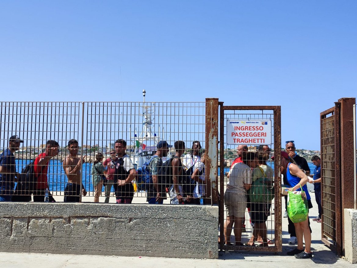 Sbarchi a Lampedusa, la Croce rossa: «Dobbiamo aumentare i posti letto»