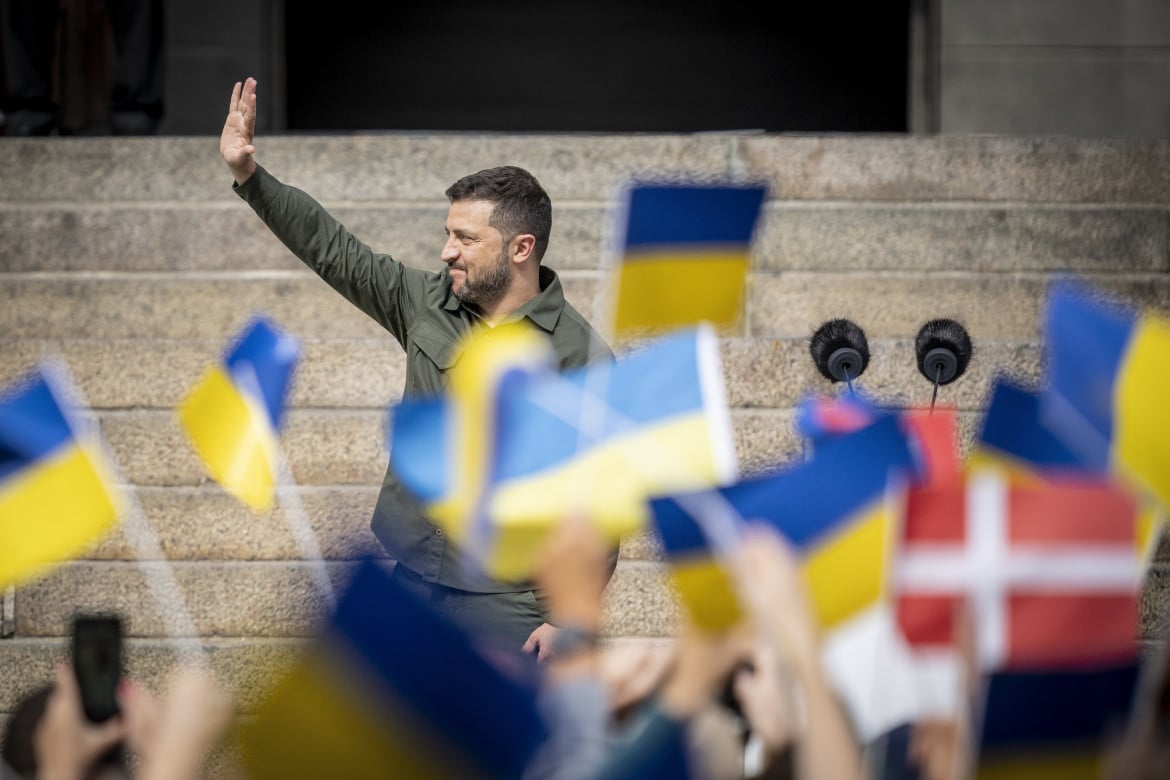 Copenaghen, il presidente ucraino Volodymyr Zelensky accolto fuori dal parlamento danese foto Ap/Mads Claus Rasmussen