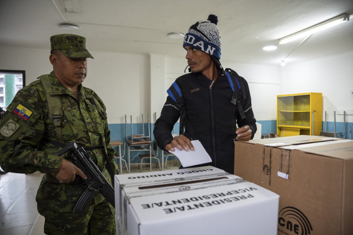 Un seggio elettorale in Ecuador foto Ap