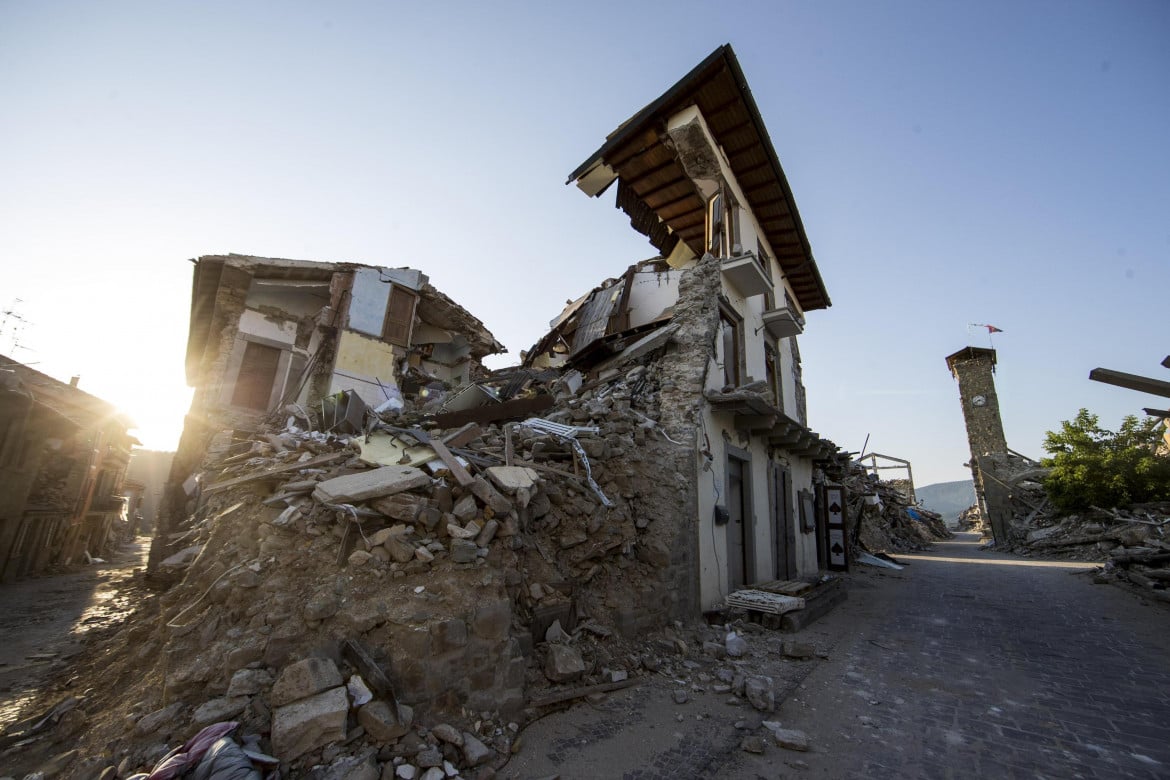 Terremoto, servono 26.5 miliardi. Quanto spendiamo per le armi