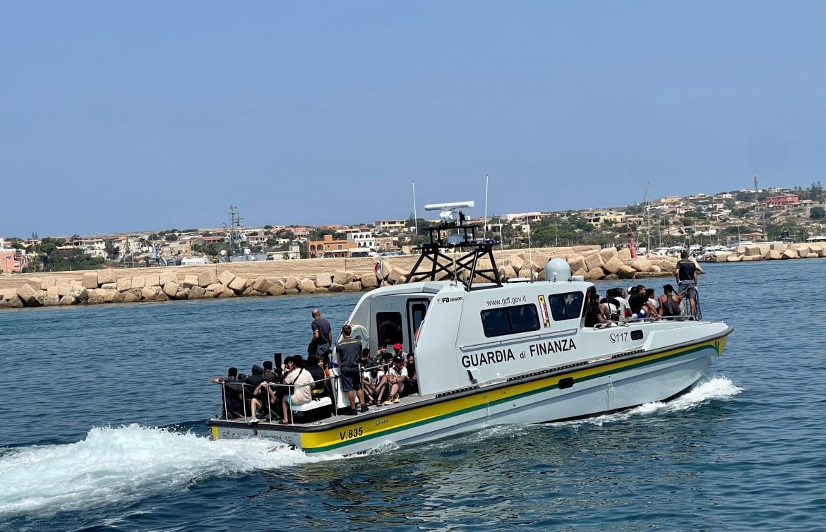 Una vedetta della guardia costiera rientra a Lampedusa foto Ansa