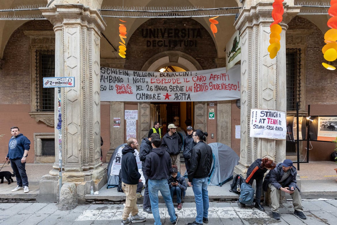 Sempre meno case per gli universitari, si torna nelle tende