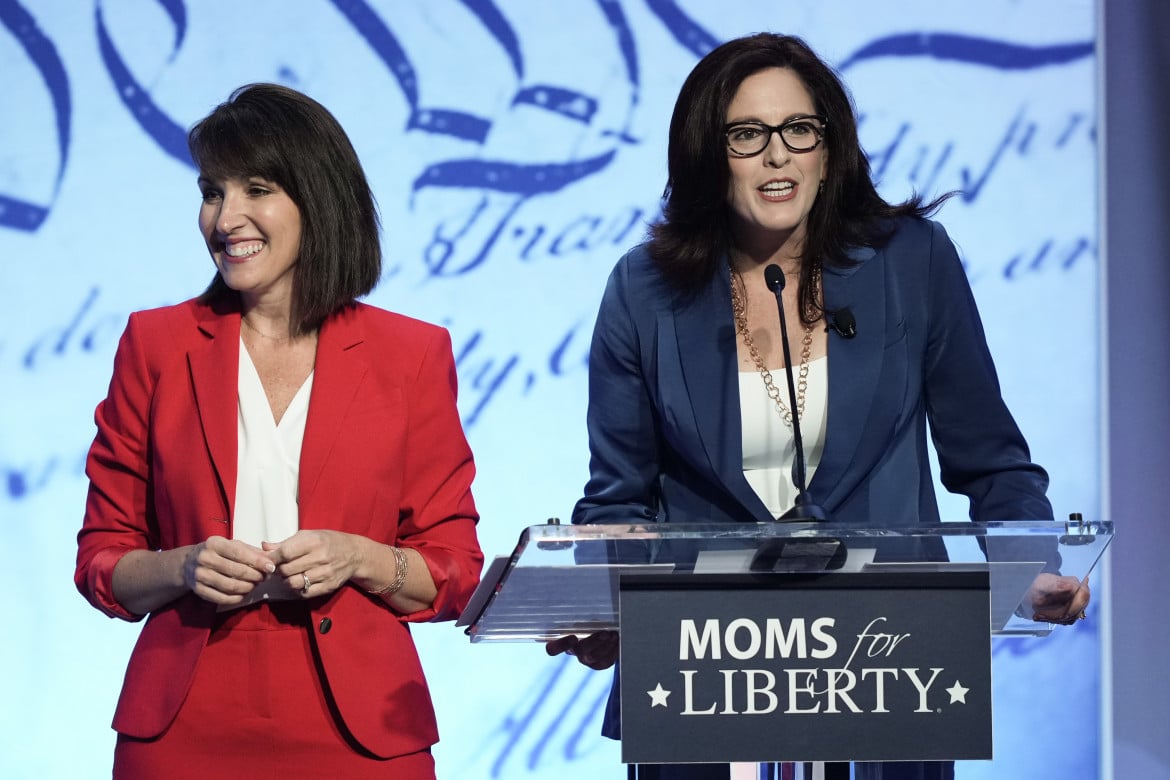 La strategia di Moms for Liberty: scatenare il panico morale fra i bianchi