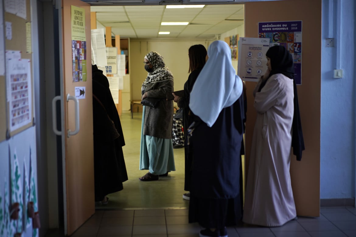 Il divieto dell’abaya nelle scuole divide la sinistra francese