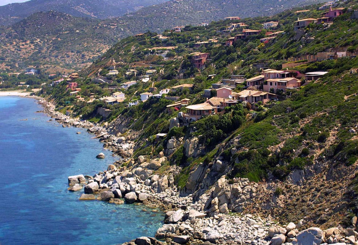 Sardegna sfascia coste, un regalo agli hotel