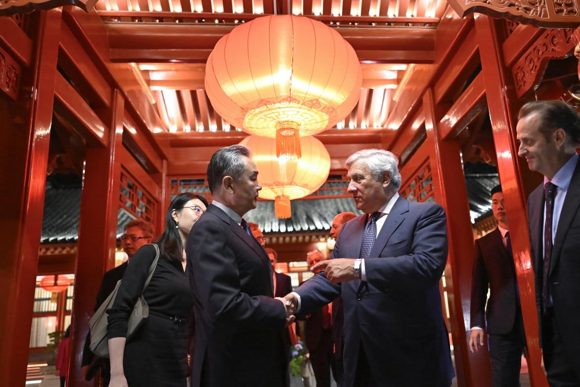 «Rafforzare le relazioni». L’equilibrismo di Tajani a Pechino