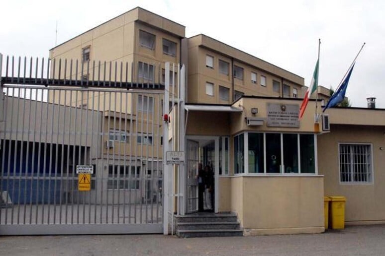 Biella, nel carcere «dei balocchi» le droghe spacciate da detenuti e agenti