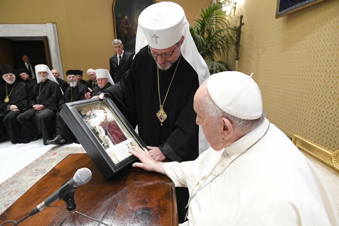 Papa Francesco incontra in Vaticano i vescovi ucraini: pace (quasi) fatta