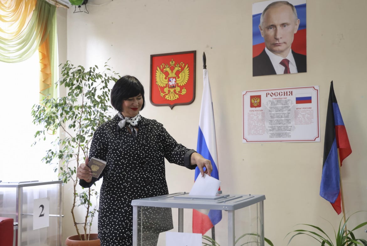 Una donna vota nella regione ucraina occupata del Donetsk foto Epa
