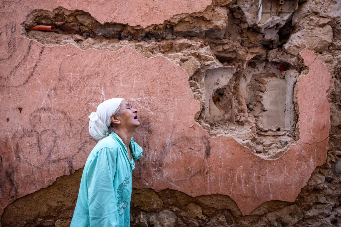 Una donna tra le macerie della città vecchia di Marrakesh foto di Fadel Senna/Getty Images
