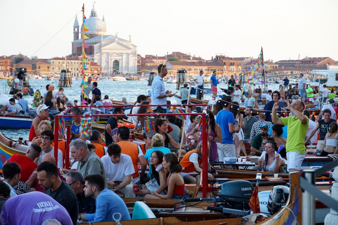 Turisti a Venezia sul Canale di San Marco foto Ansa