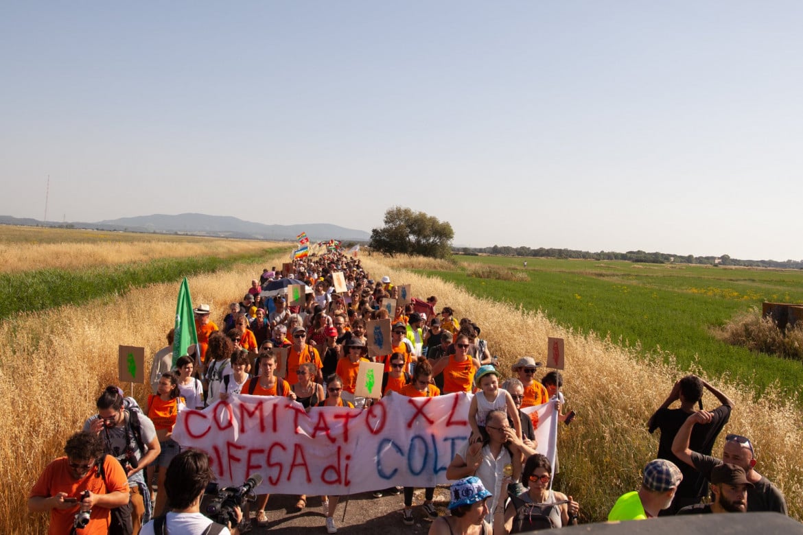 La protesta a Coltano (frazione di Pisa) contro la base dei carabinieri