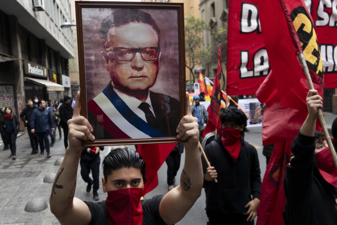 Il ritratto di Salvador Allende sfila a Santiago nel 50mo anniversario del golpe che portò al potere il generale Pinochet foto Ap