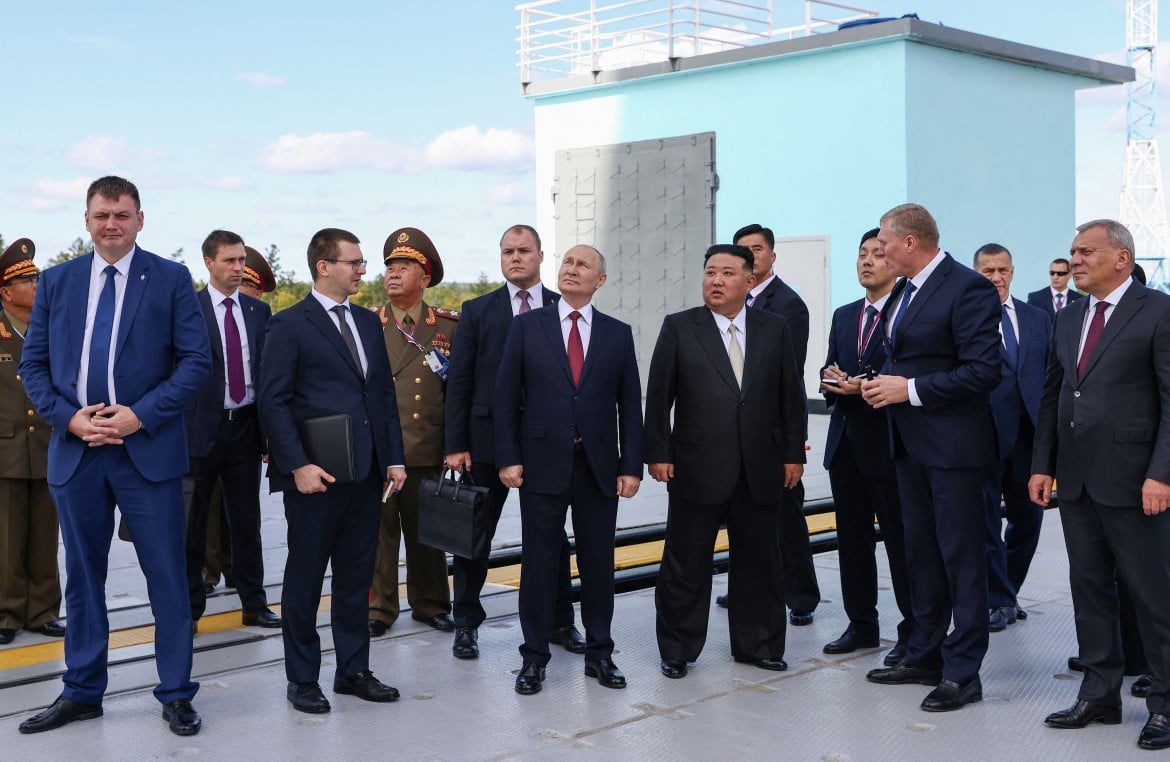 Al centro della foto, Putin e Kim in visita al Cosmodromo della regione di Amur foto Getty Images