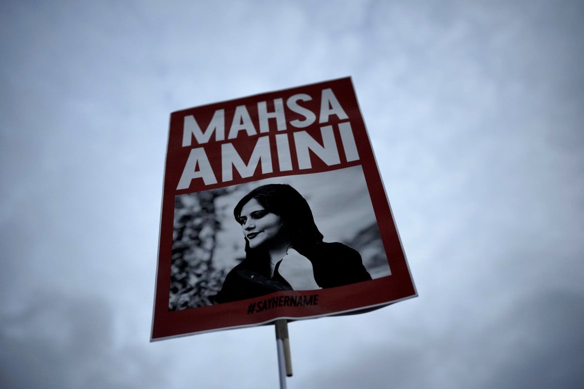 L’immagine di Mahsa Amini a una manifestazione a Berlino (Ap)