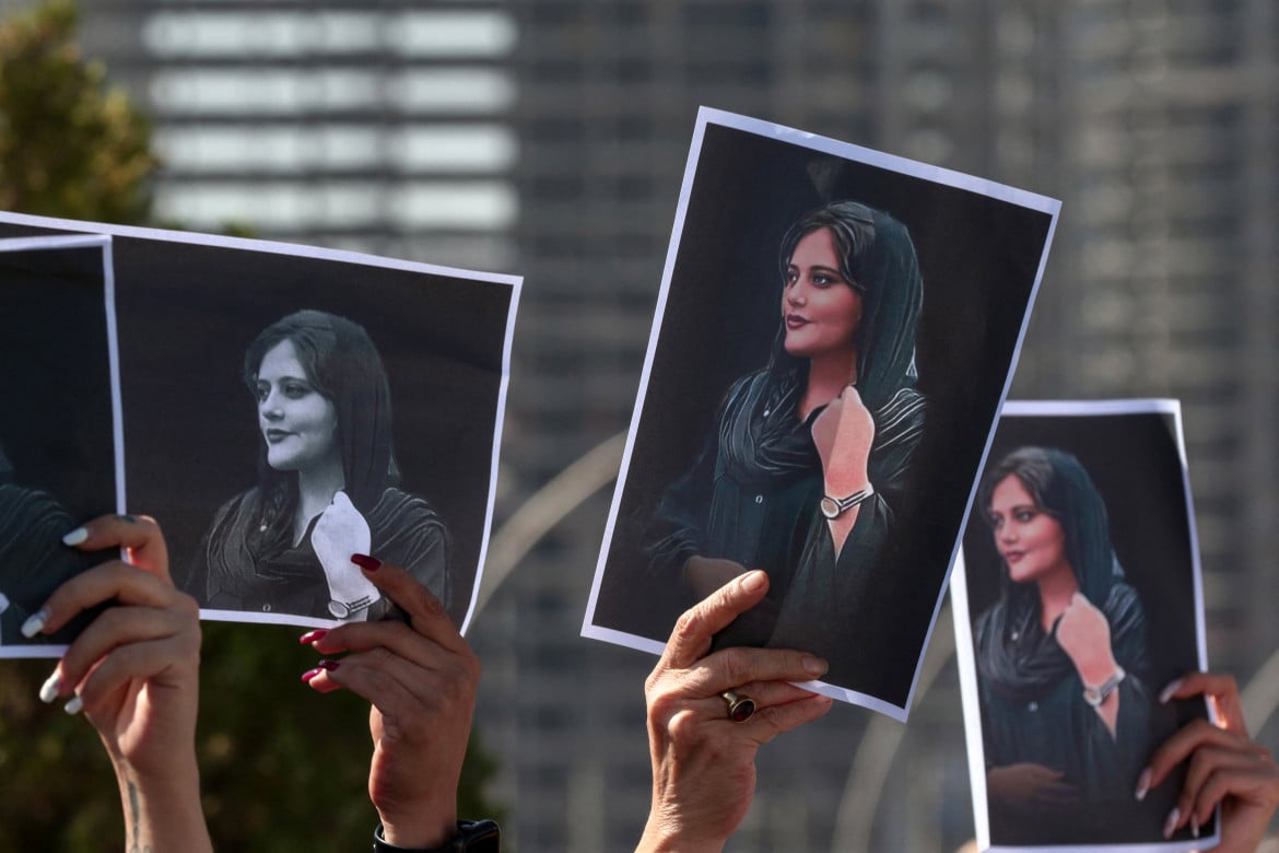 L’immagine di Mahsa Amini viene portata come segno di protesta durante una manifestazione foto di Safin Hamid /Getty Images