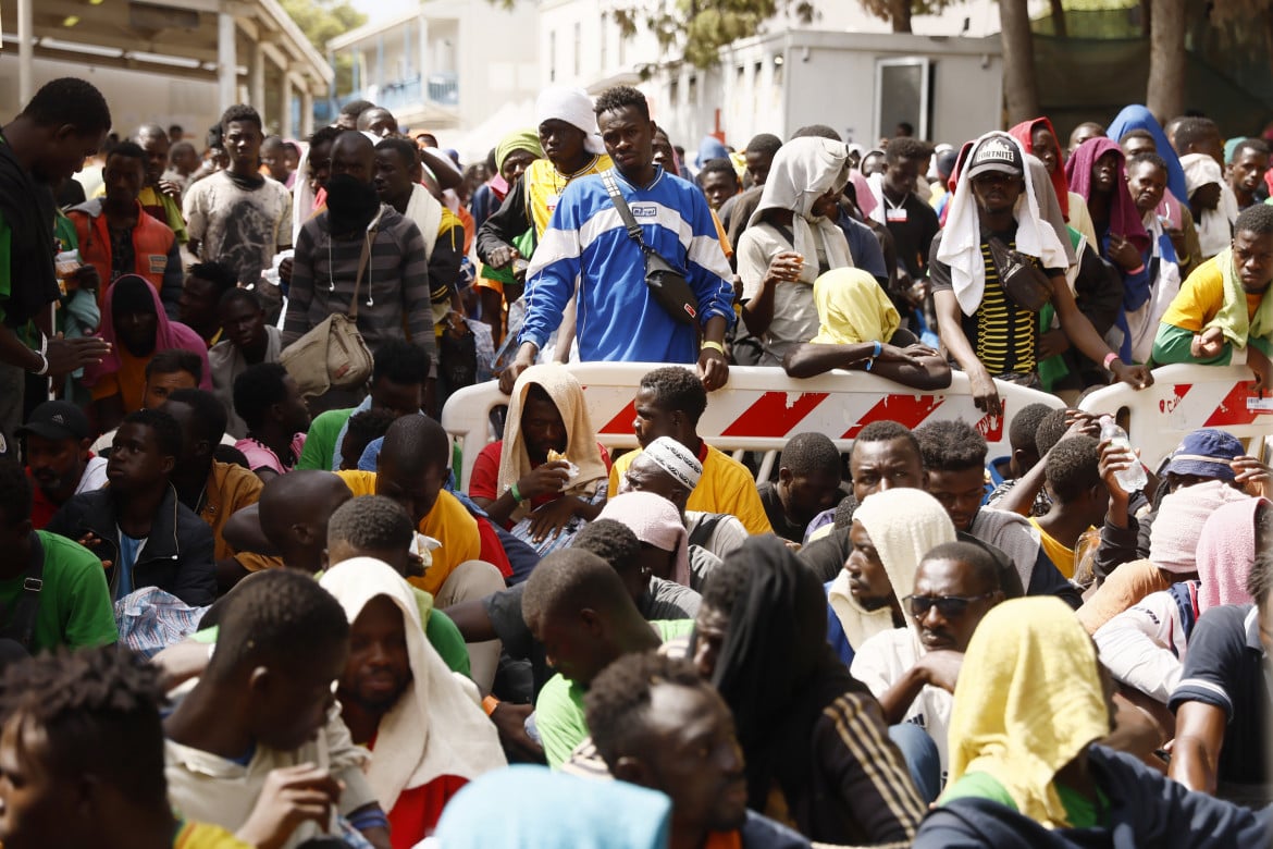 Migranti a Lampedusa foto LaPresse