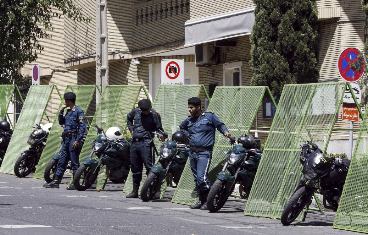 Poliziotti iraniani nelle strade di Teheran foto di Abedin Taherkenareh/Epa