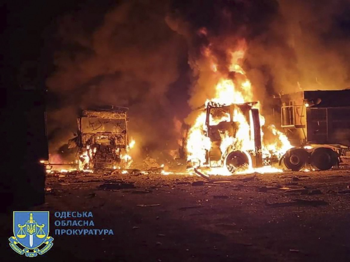 Tir in fiamme a Odessa dopo l’ultimo attacco missilistico russo foto Ap