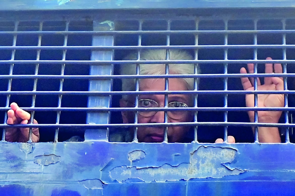Dacca, 14 settembre. Adilur Rahman Khan, segretario dell’organizzazione bangladese Odhikar, viene trasferito in carcere dopo la condanna foto Munir Uz Zaman/Afp via Getty Images