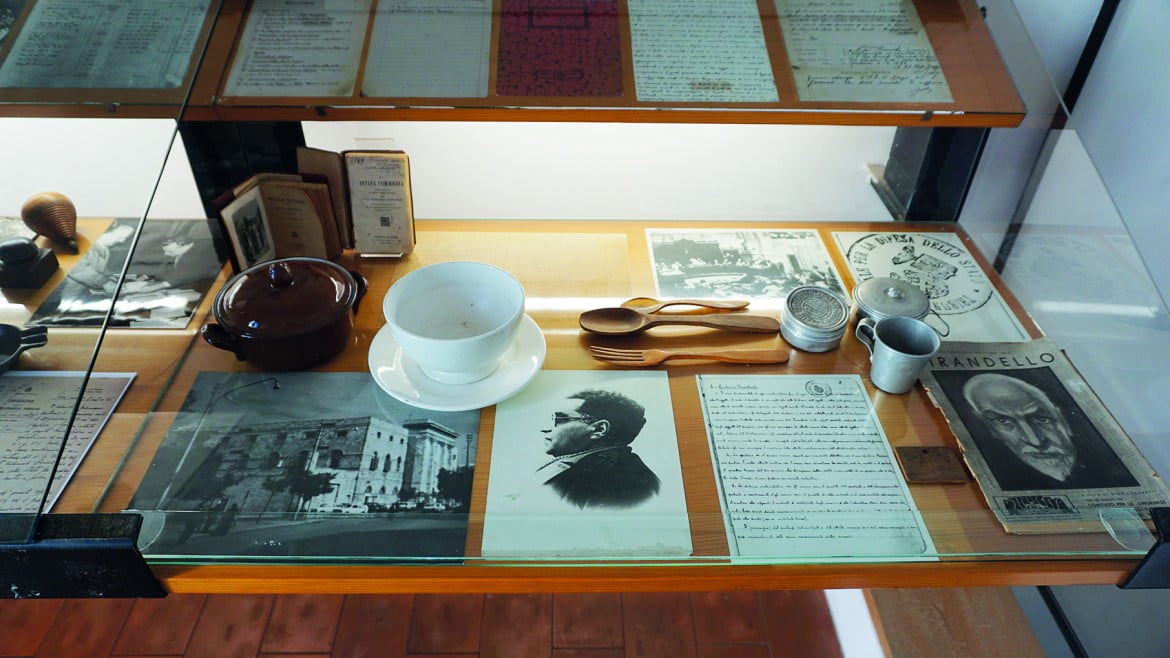 Una delle teche presenti alla Casa Museo di Gramsci a Ghilarza con oggetti presenti nell’abitazione, lettere, foto, libri