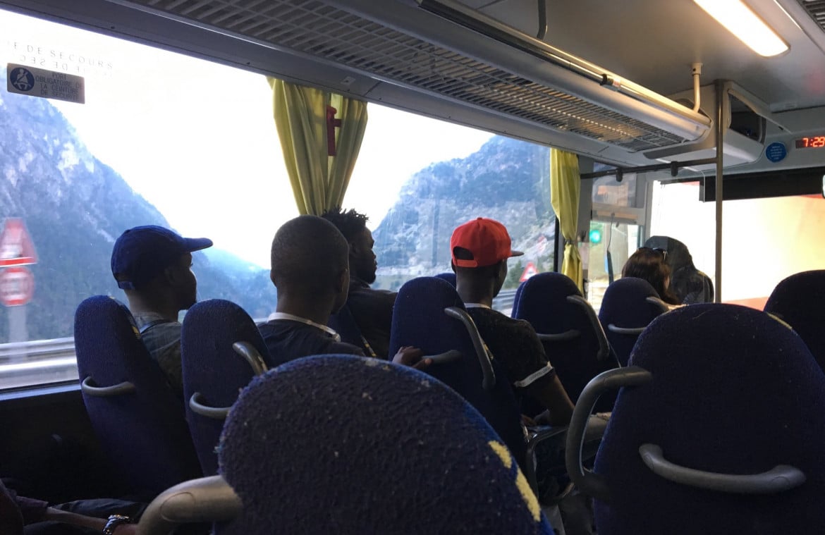 Migranti a bordo dell’autobus per Claviere