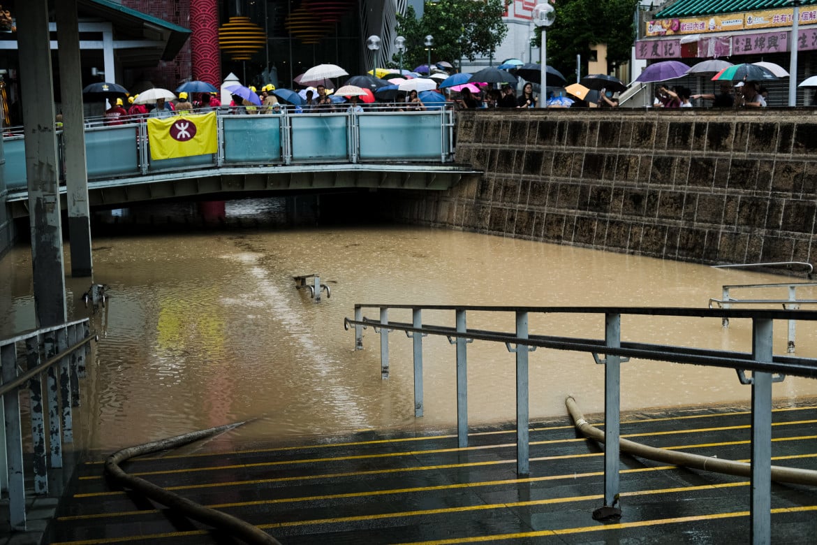 Hong Kong allagata dal tifone Haikui e dagli sversamenti (a sorpresa) cinesi