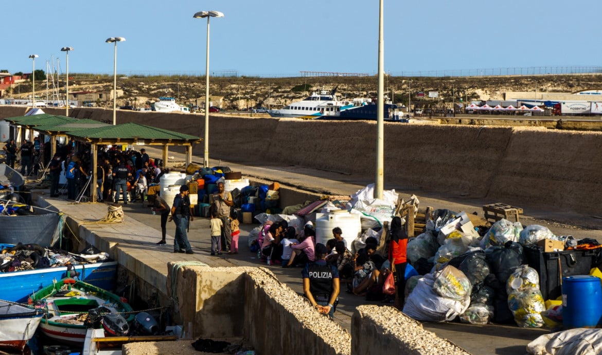 Lampedusa, contro la tendopoli un presidio permanente dei cittadini