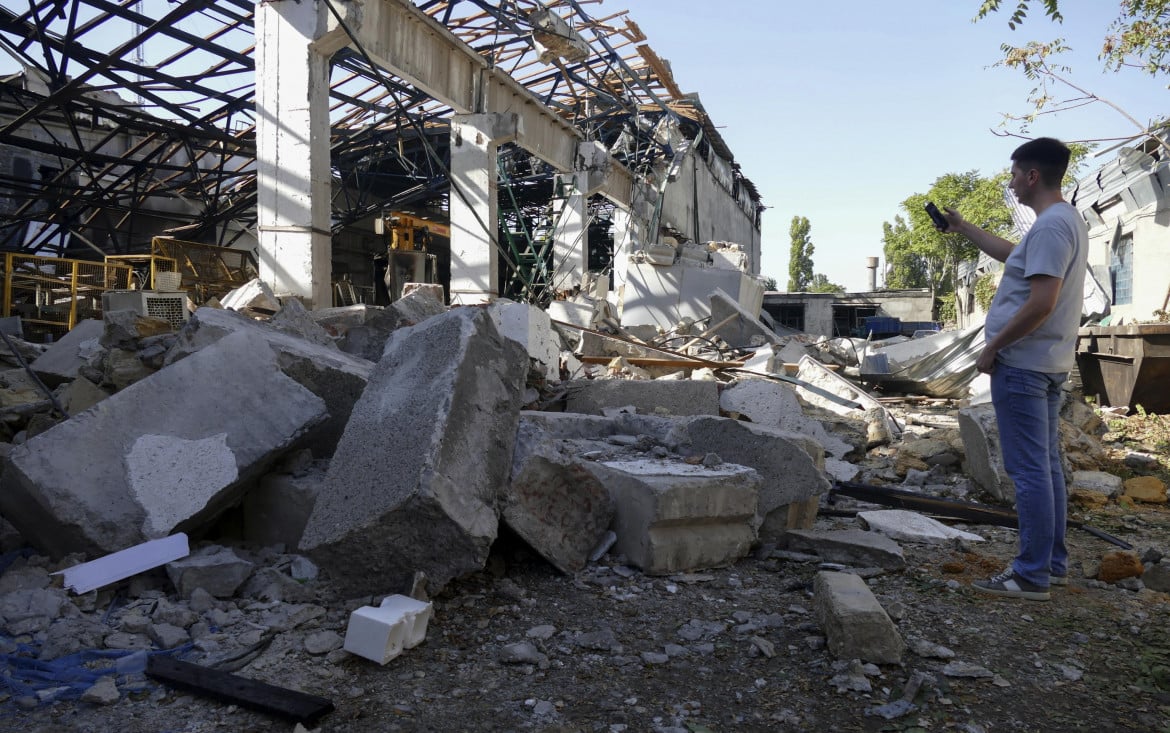 Odessa, una fabbrica distrutta da un bombardamento russo foto di Igor Tkachenko/Epa