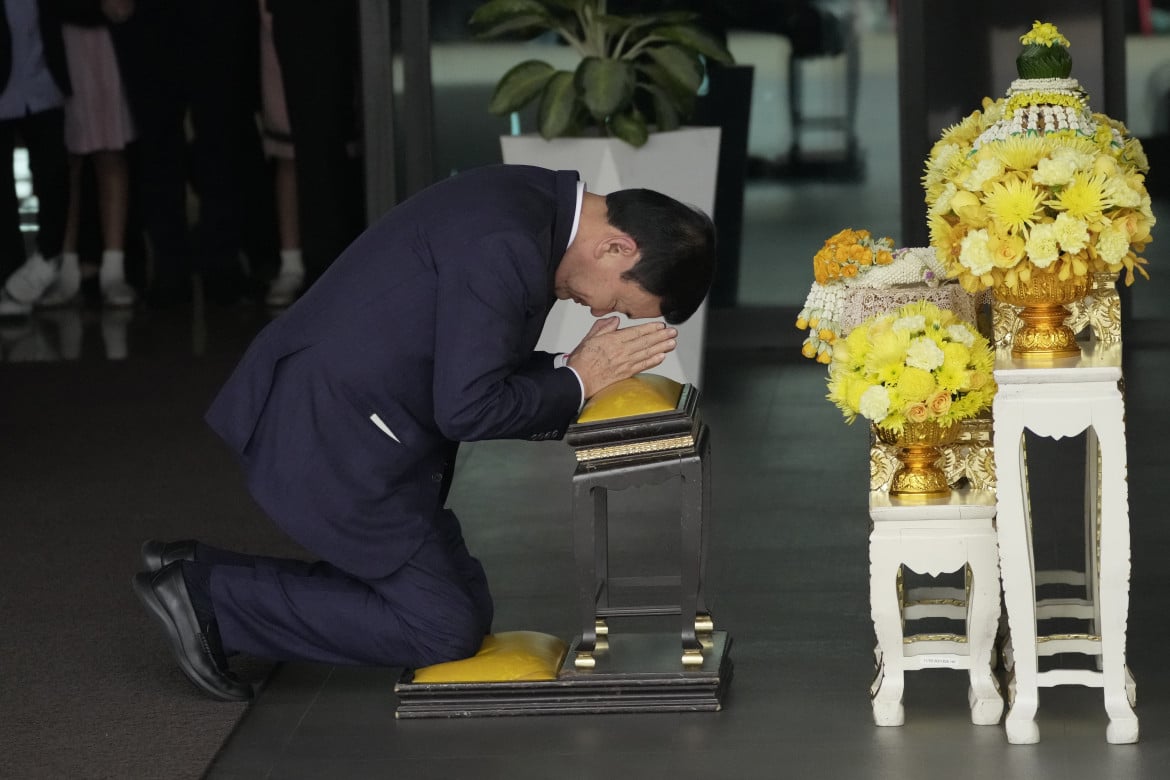 Il re grazia Thaksin: il patto con i militari lo salva dal carcere