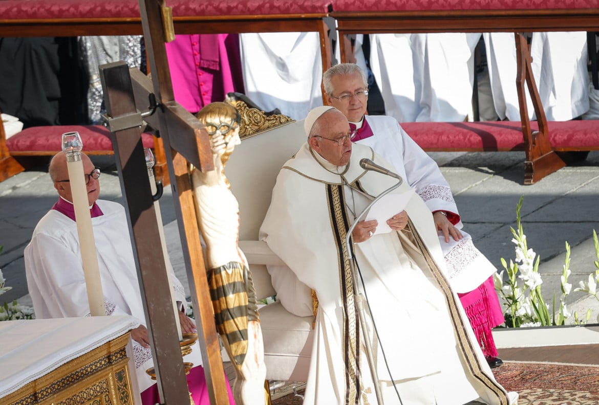 Il Papa in Piazza San Pietro per la messa d'apertura del Sinodo foto Ansa