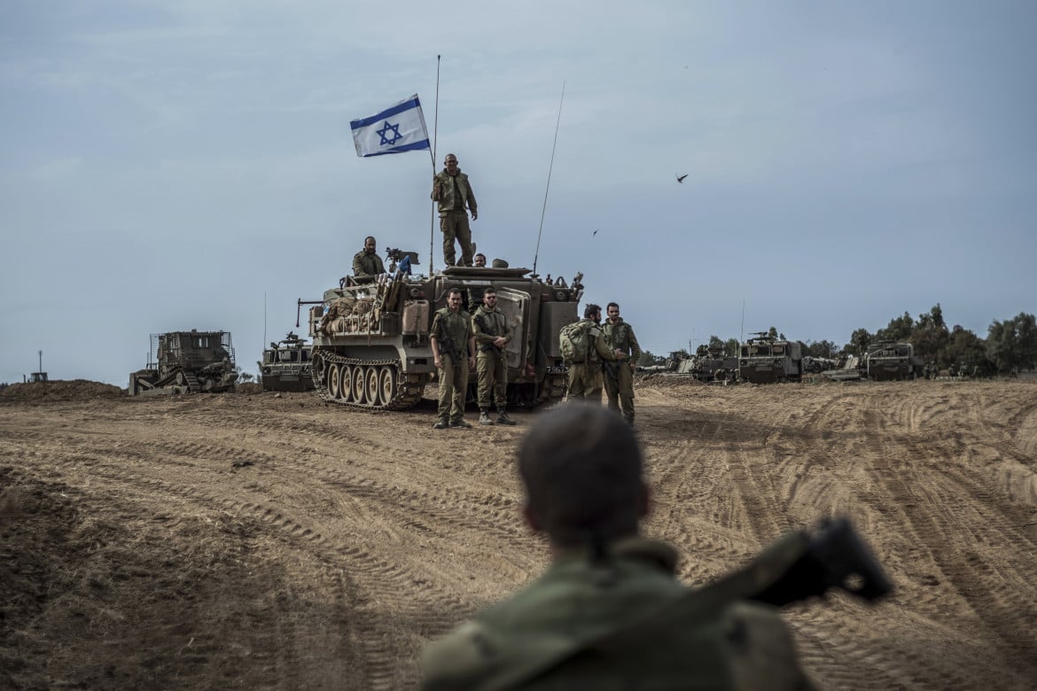 L’esercito israeliano vicino al confine tra Israele e Gaza foto Ap