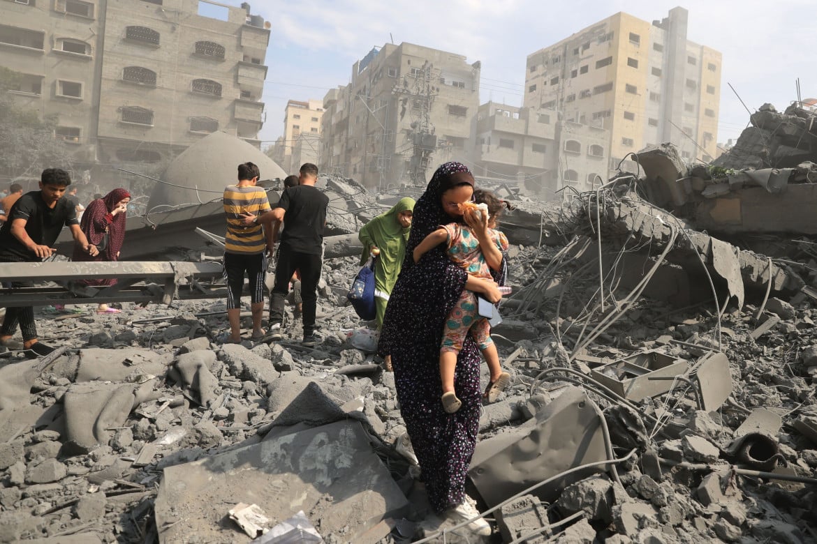 Gaza, la moschea di Sousi distrutta ieri foto Afp/Mahmud Hams