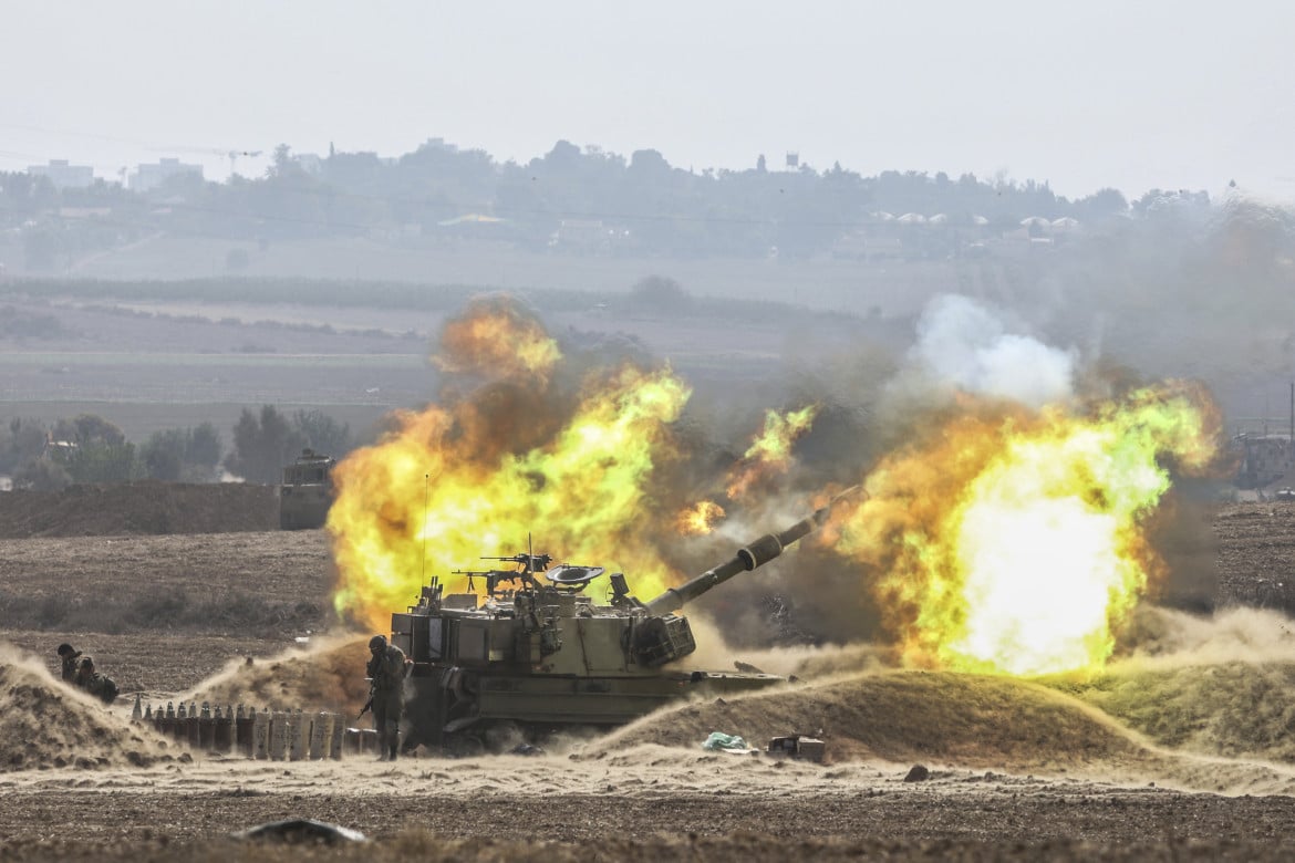 Sderot, colpi di artiglieria verso Gaza foto Ap/Ilia Yefimovich
