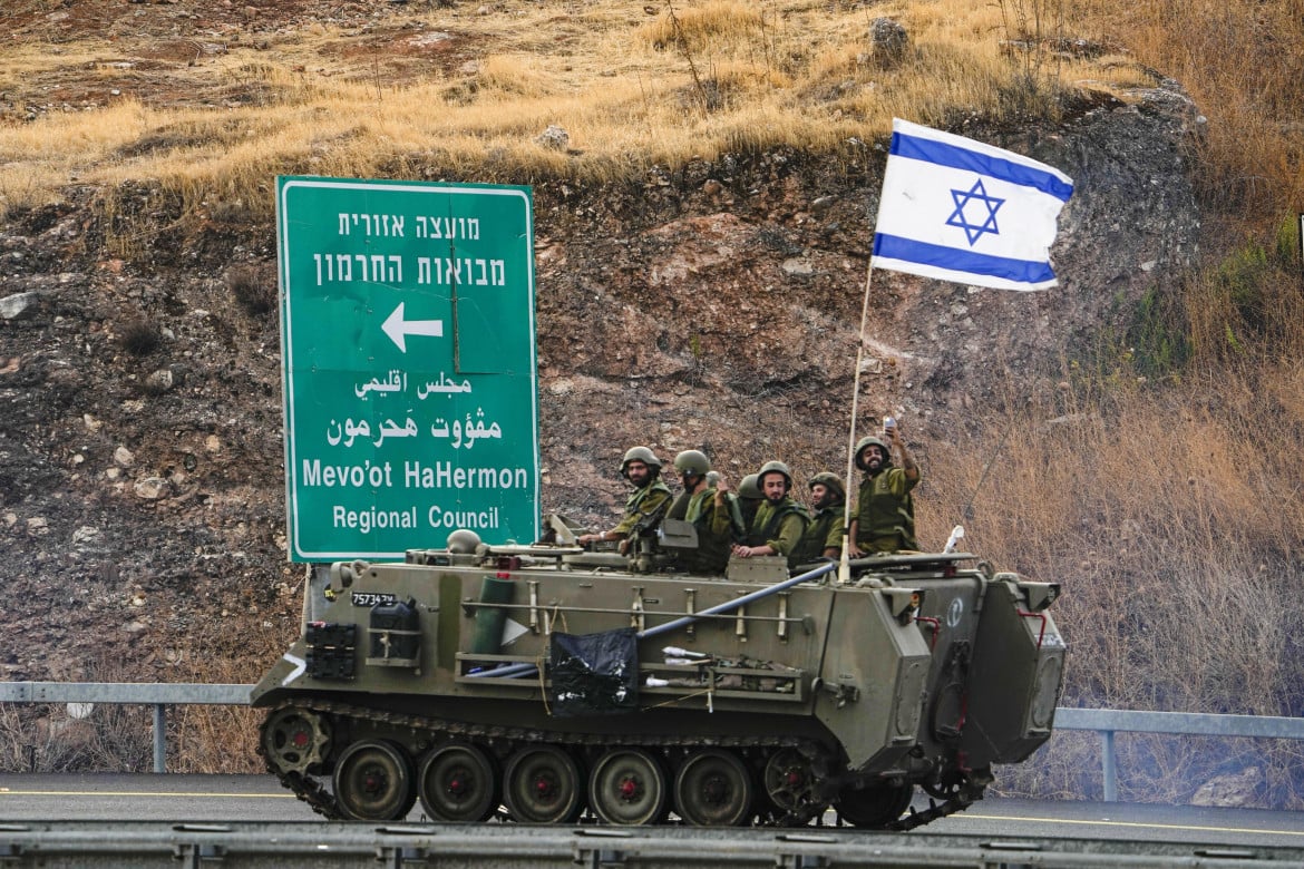 Soldati israeliani al confine con il Libano foto Ap/Ariel Schalit