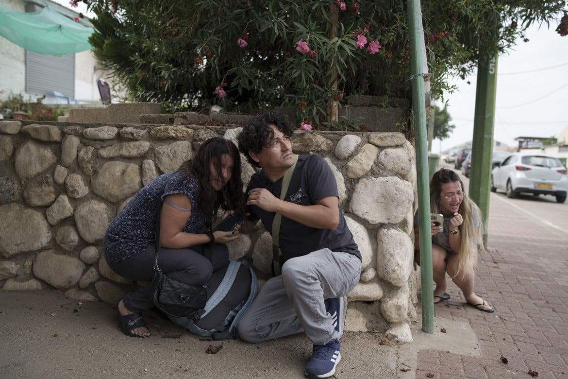 Cittadini israeliani al riparo dai razzi di Hamas a Ashkelon l'11 ottobre 2023, foto Leo Correa /Ap