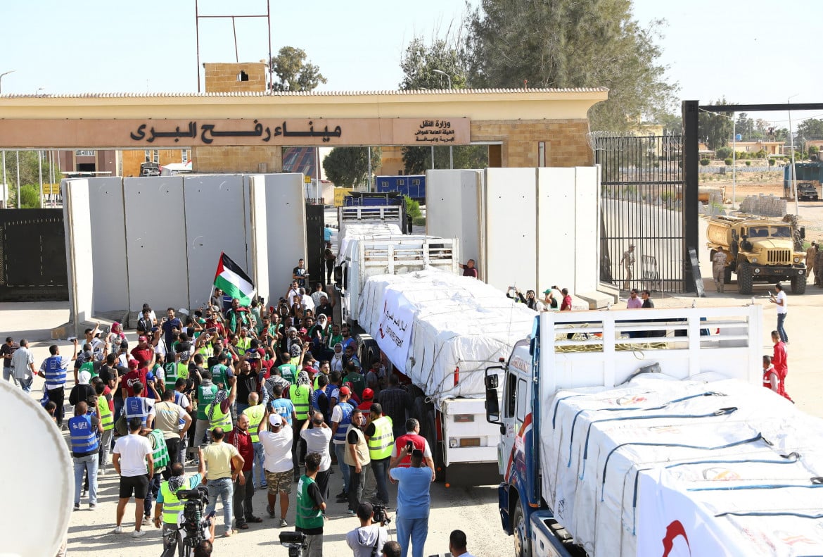 Camion carichi di aiuti umanitari per la Striscia di Gaza attraversano il confine a Rafah, in Egitto (Ansa