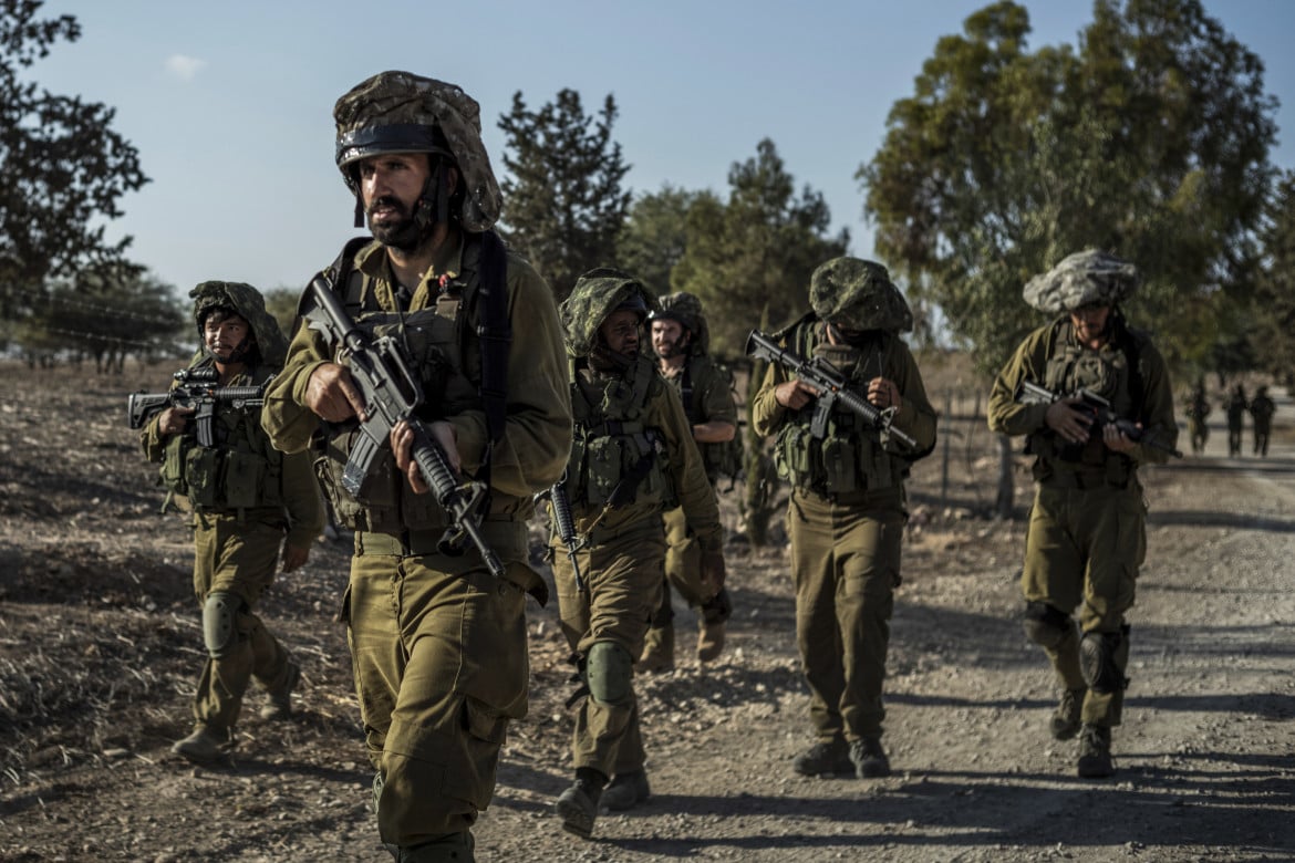 Truppe istraeliane pattugliano il confine tra Israele e la Striscia di Gaza foto Ap