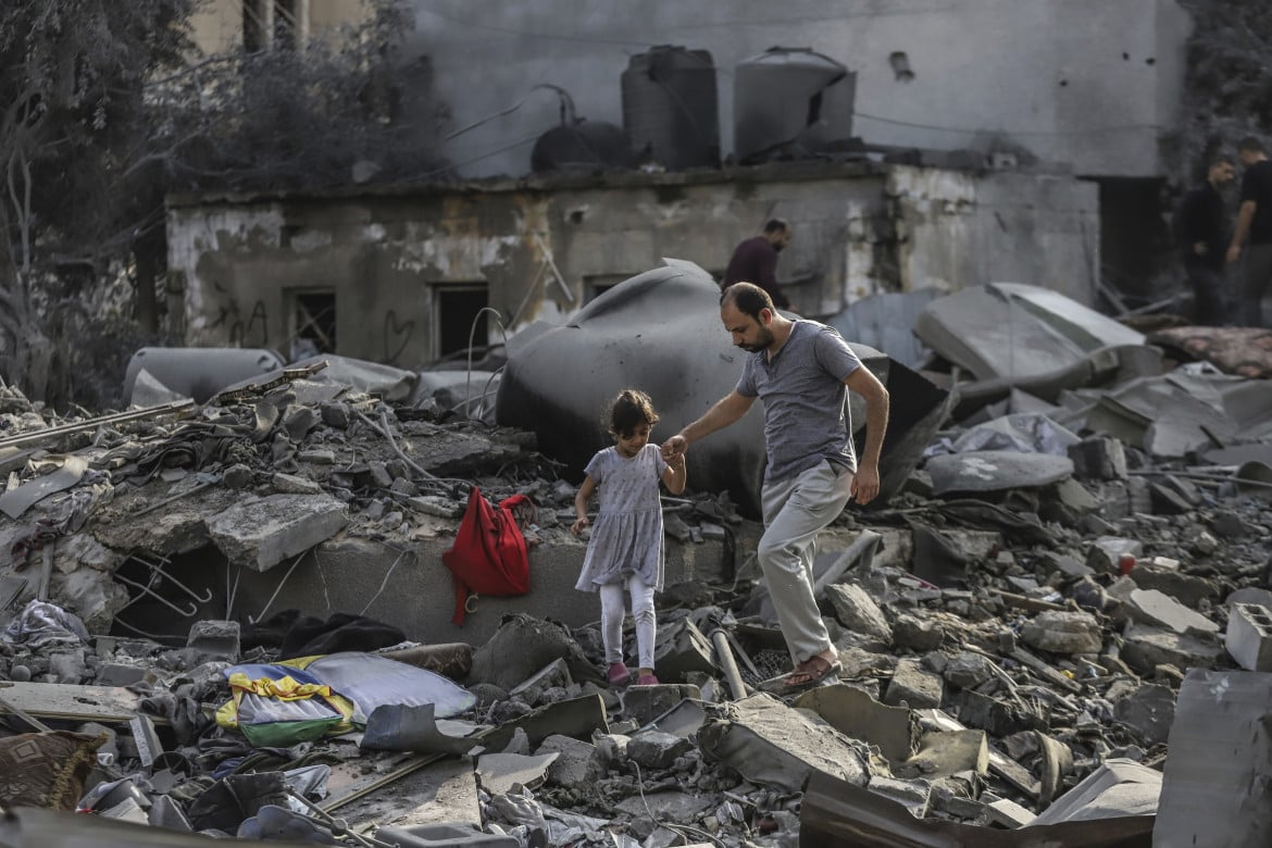Bombe senza sosta, il nord di Gaza è sparito. Oltre 5mila uccisi