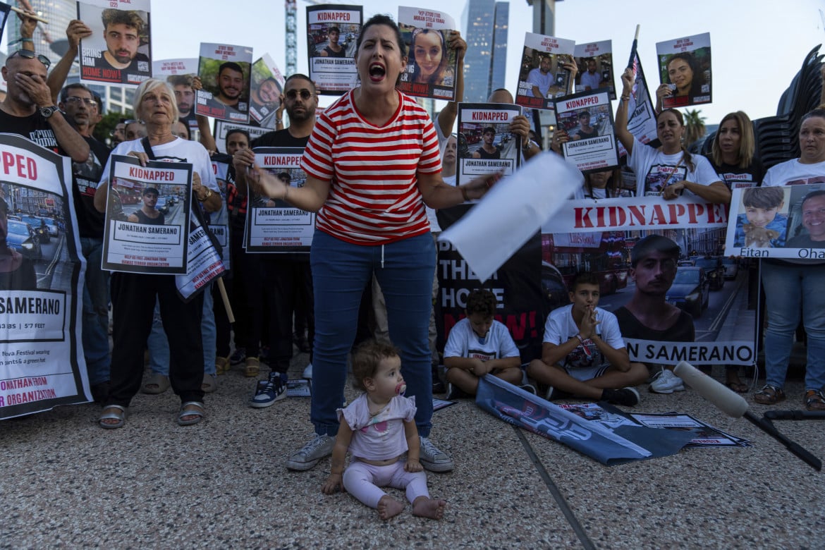 La protesta di un gruppo di parenti degli ostaggi rapiti da Hamas a Tel Aviv foto Ap