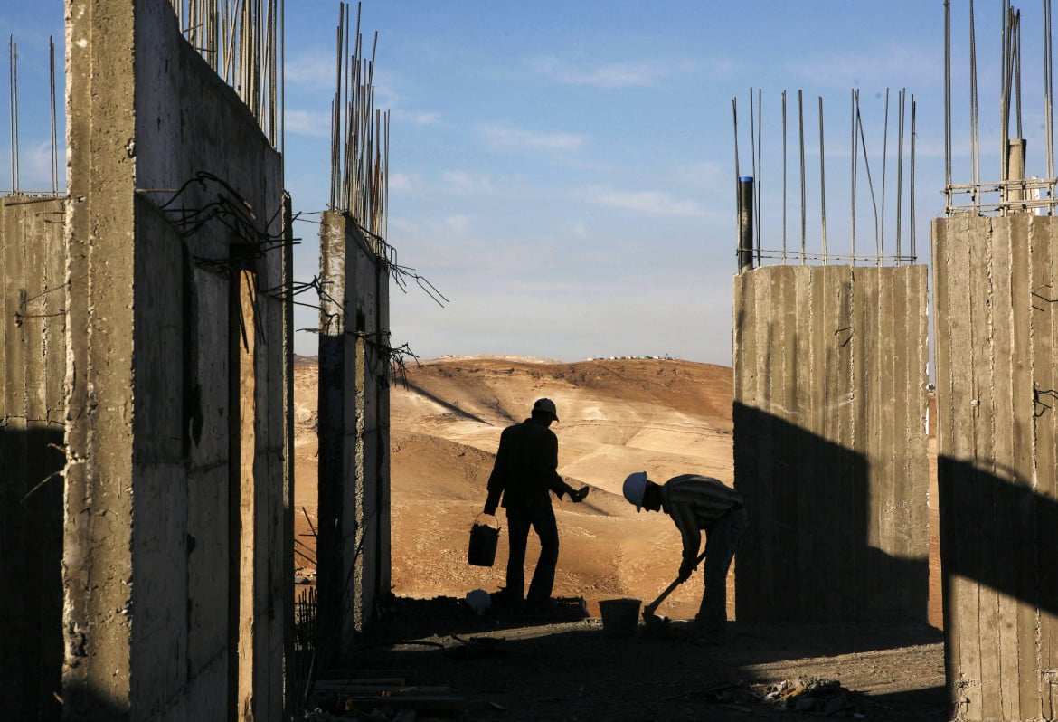 Lavoratori palestinesi in un cantiere israeliano foto Ap