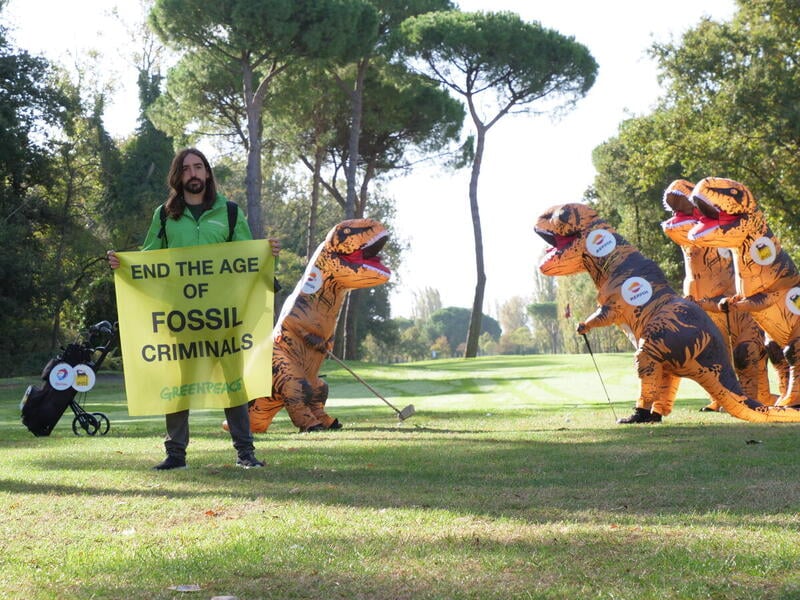 La partita di golf interrotta dai dinosauri: Stop al fossile