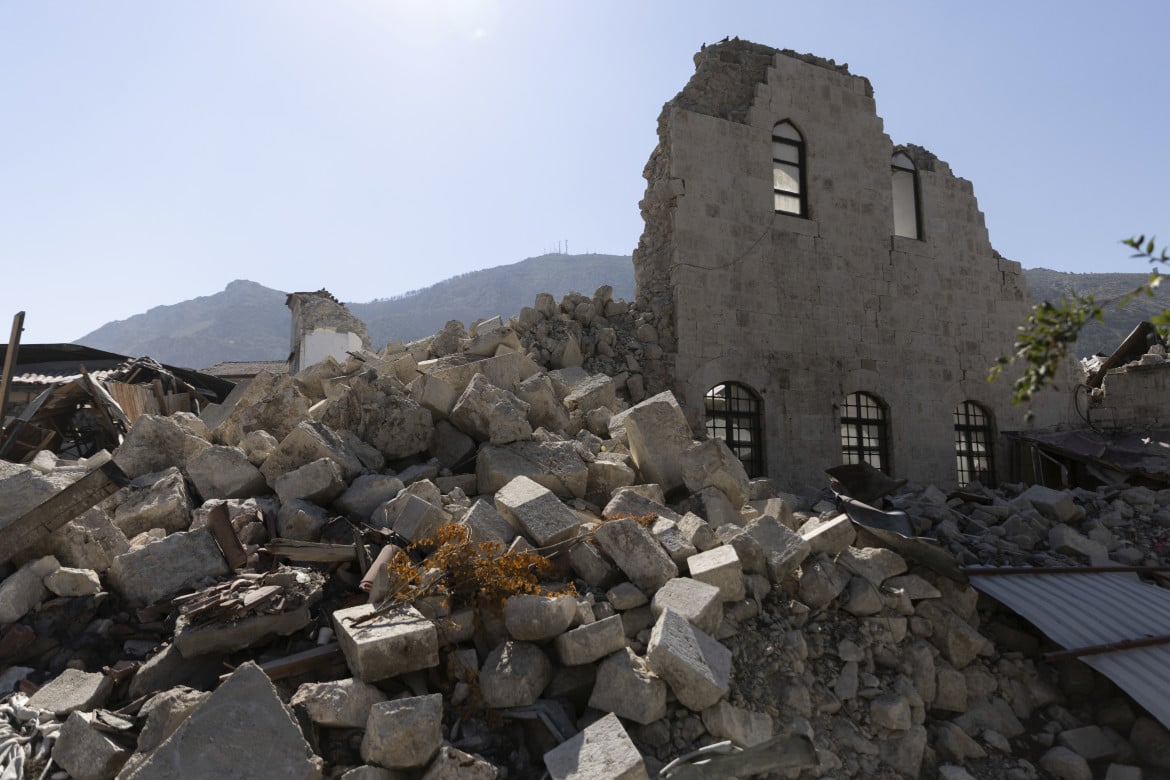 I resti di edifici danneggiati dalle scosse nei vicoli della città vecchia a Hatay (Antiochia)