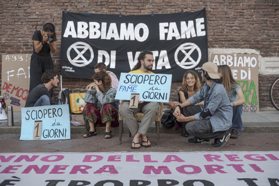 Una settimana in sciopero della fame per il clima a Bologna: le istituzioni ancora in silenzio