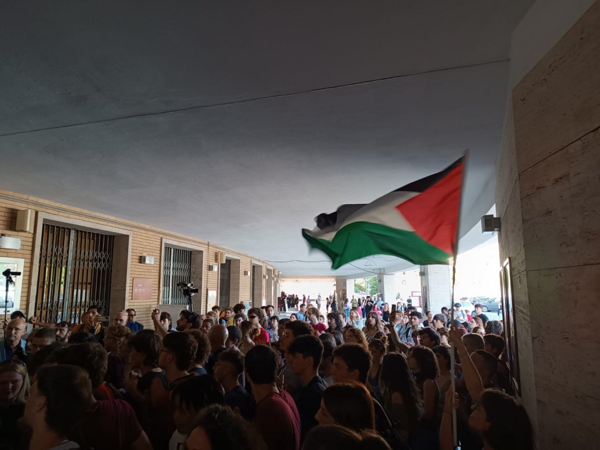 Scontri alla Sapienza sulla mozione pro-Israele. A Milano corteo per i diritti della Palestina