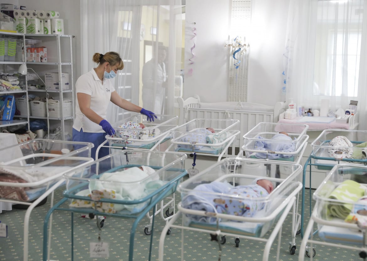 Maternità surrogata, per il parlamento Ue lo sfruttamento è reato