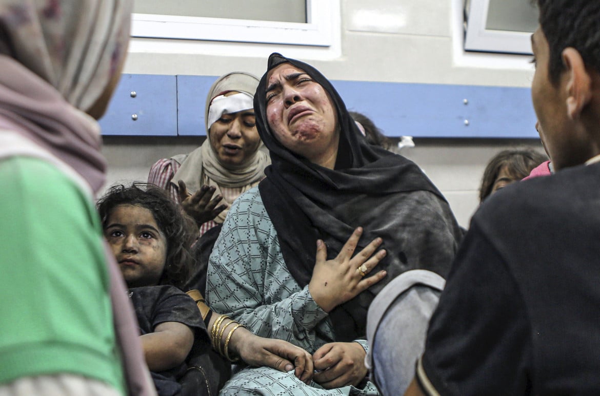 Bomba sull’ospedale, 500 uccisi a Gaza. E i Territori esplodono